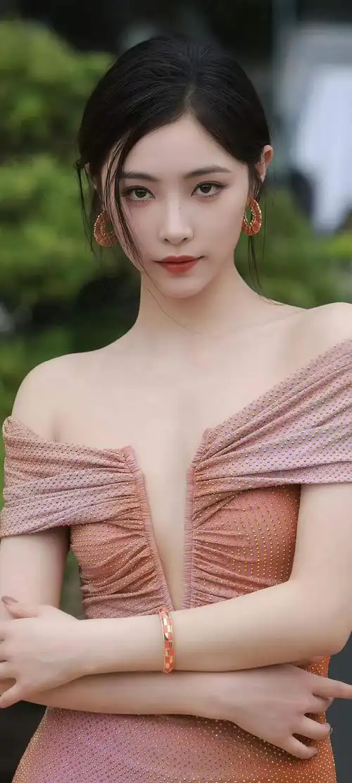 蘑菇视频展示的蘑菇生态实拍与物种画面